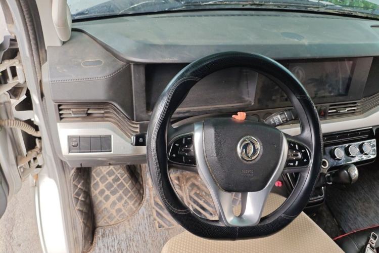 Used Dongfeng Yufeng 2023 V9+ 2.3T Manual Rear-Drive Cargo Van with Dual Rear Tires 3-Seater Steering Wheel