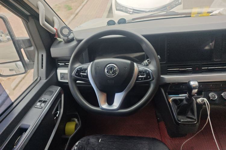 Used Dongfeng Yufeng 2023 V9+ 2.0T Manual Front-Wheel-Drive Multi-Function Short-Chassis Low-Roof 5/6-Seater Steering Wheel
