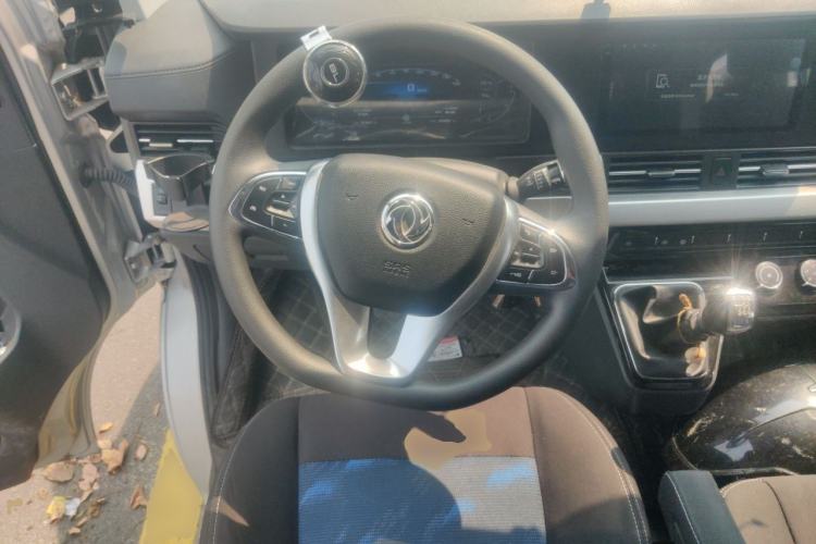 Used Dongfeng Yufeng 2023 V9+ 2.0T Manual Rear-Drive Multi-Function Mid-Height 7/8/9-Seater Steering Wheel