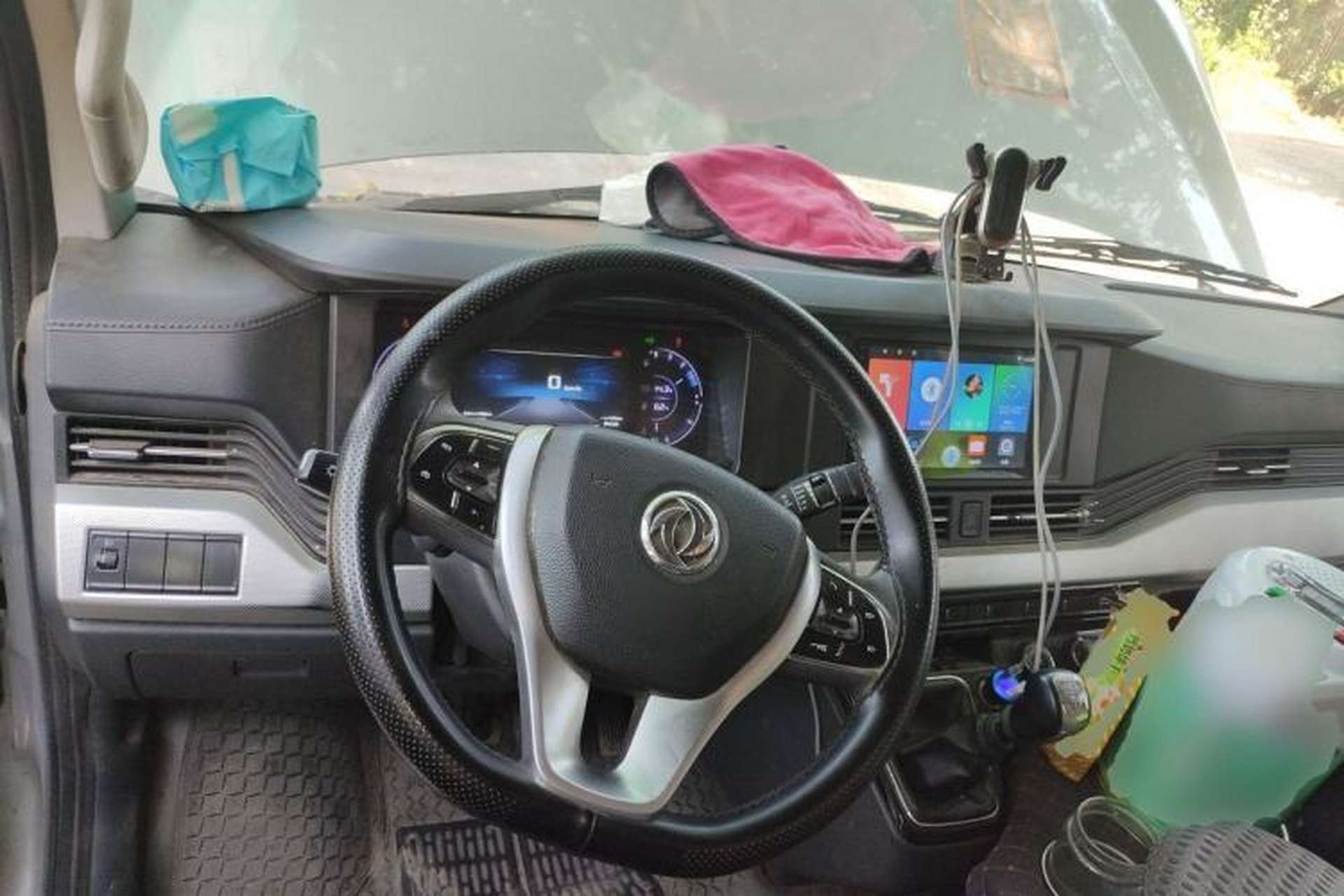 Used Dongfeng Yufeng 2023 V9+ 2.3T Manual Rear-Drive Cargo Van with Dual Rear Tires 3-Seater Steering Wheel