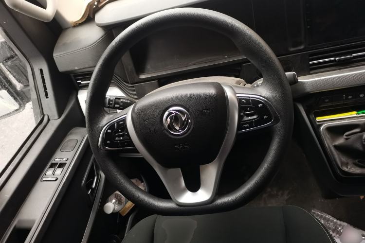 Used Dongfeng Yufeng 2023 V9+ 2.0T Manual Front-Drive Multi-Function Short-Chassis Mid-Height 5/6-Seater Steering Wheel