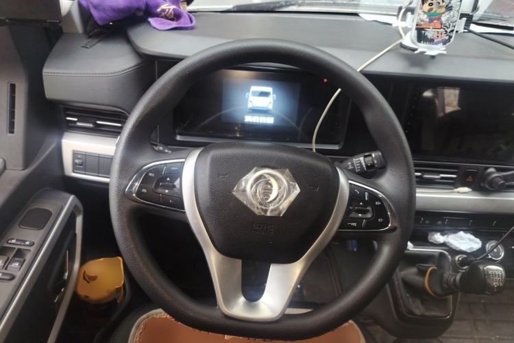 Used Dongfeng Yufeng 2023 V9+ 2.0T Manual Front-Wheel-Drive Multi-Function Short-Chassis Low-Roof 5/6-Seater Steering Wheel