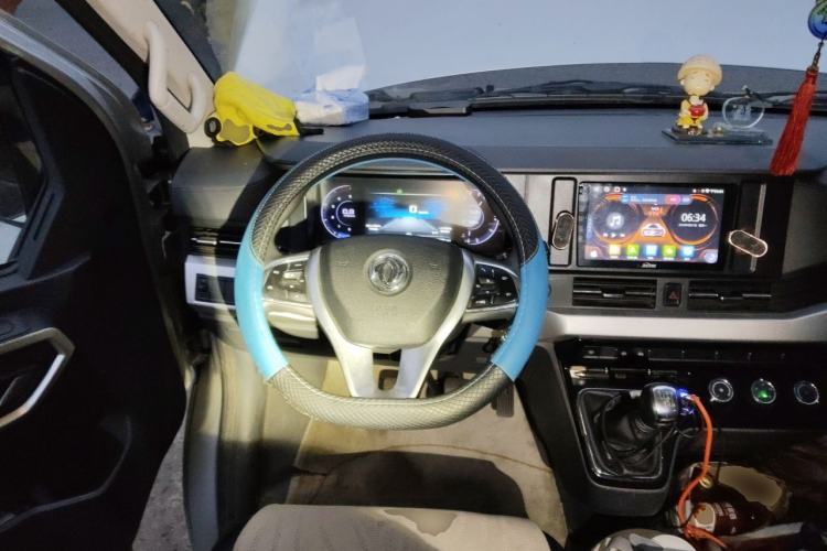 Used Dongfeng Yufeng 2023 V9+ 2.0T Manual Front-Drive Multi-Function Short-Chassis Mid-Height 5/6-Seater Steering Wheel