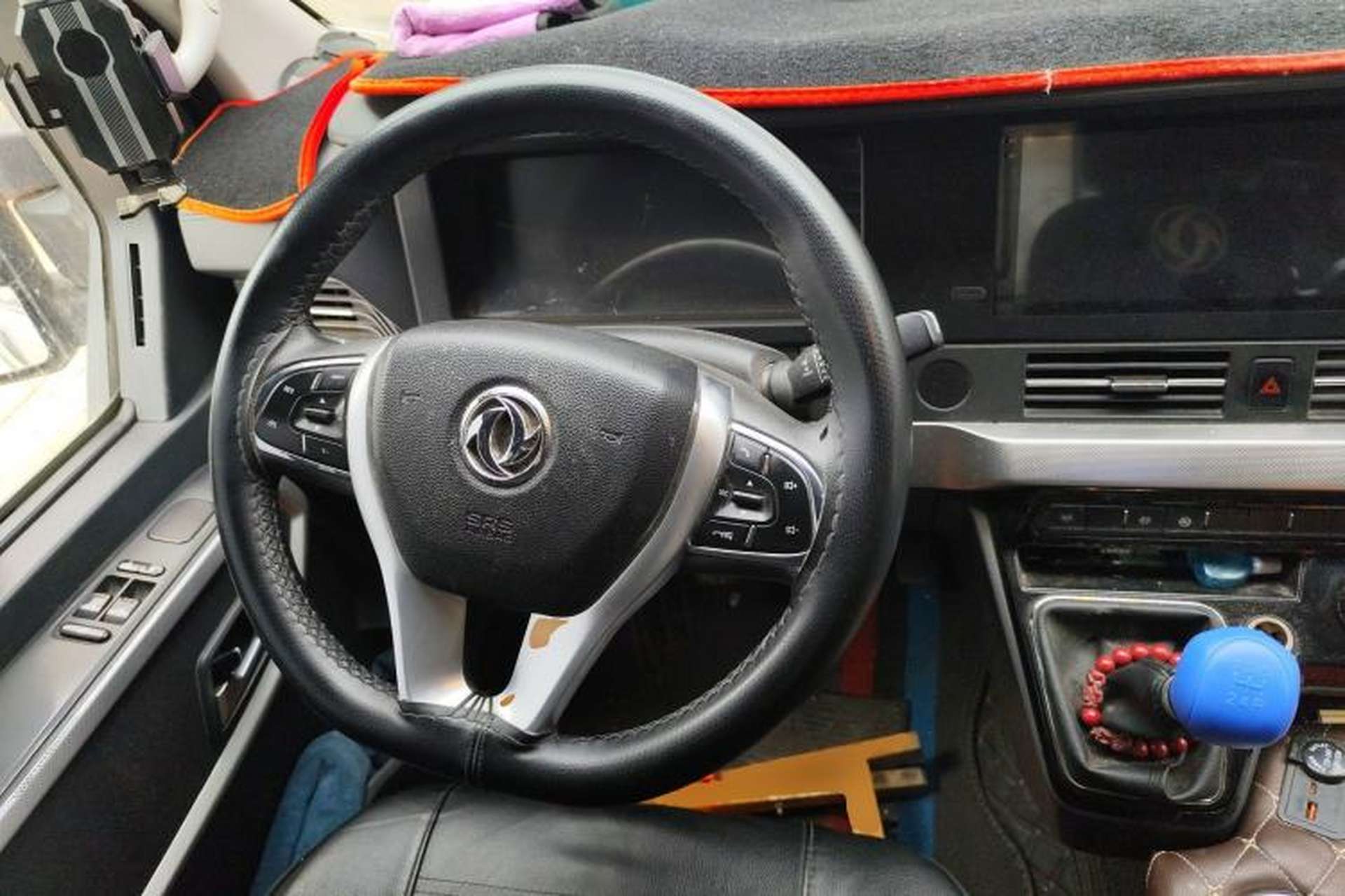 Used Dongfeng Yufeng 2023 V9+ 2.3T Manual Rear-Drive Cargo Van with Dual Rear Tires 3-Seater Steering Wheel
