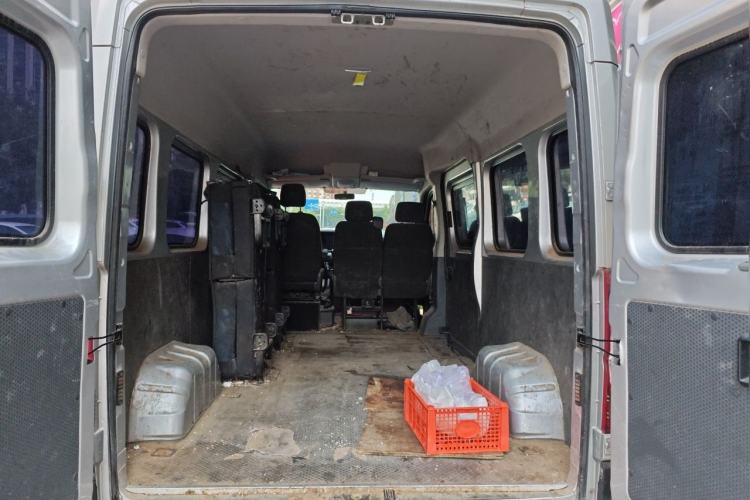 Used Dongfeng Yufeng 2023 V9+ 2.0T Manual Front-Wheel-Drive Multi-Function Mid-Roof Van with 7/8/9 Seats Trunk