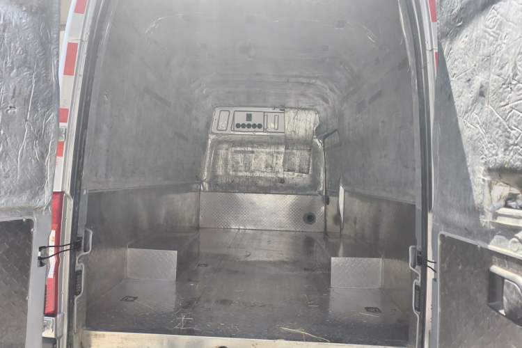 Used Dongfeng Yufeng 2023 V9+ 2.3T Manual Rear-Drive Cargo Van with Dual Rear Tires 3-Seater Trunk