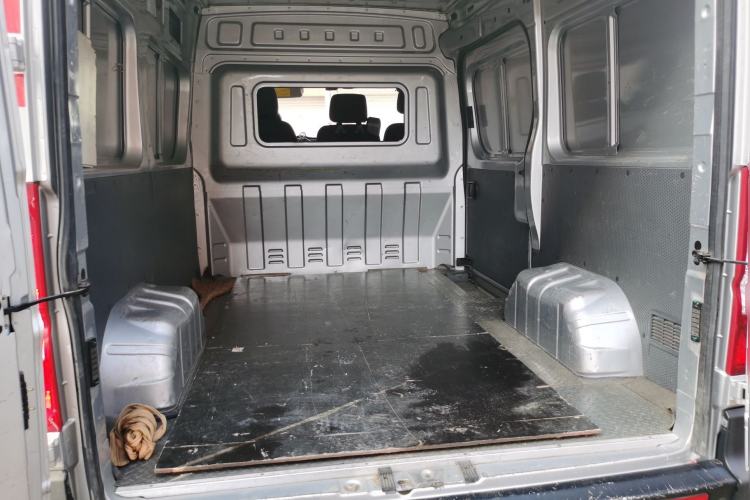 Used Dongfeng Yufeng 2023 V9+ 2.3T Manual Front-Drive Van Short Wheelbase Mid-Roof 3-Seater Trunk