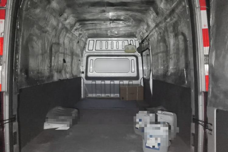 Used Dongfeng Yufeng 2023 V9+ 2.3T Manual Rear-Drive Cargo Van with Dual Rear Tires 3-Seater Trunk
