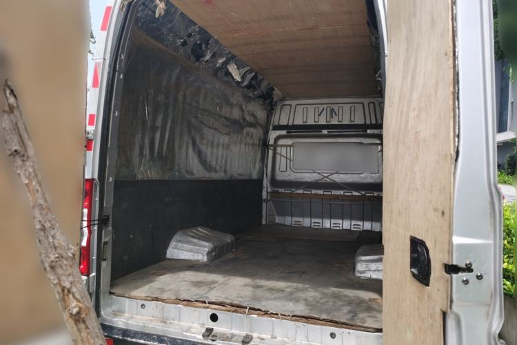 Used Dongfeng Yufeng 2023 V9+ 2.3T Manual Rear-Drive Cargo Van with Dual Rear Tires 3-Seater Trunk