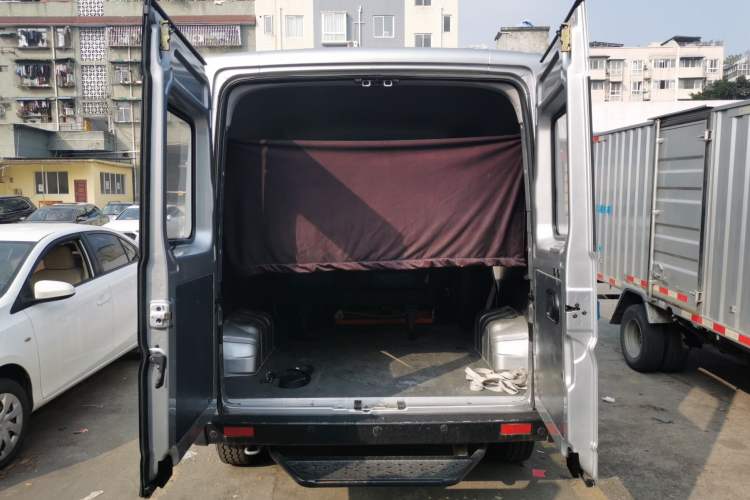 Used Dongfeng Yufeng 2023 V9+ 2.0T Automatic Front-Wheel-Drive Short Wheelbase Mid-Roof Design—5/6-Seater Trunk