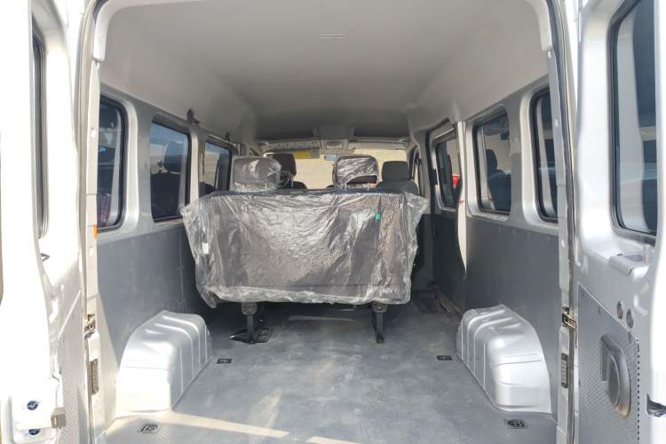 Used Dongfeng Yufeng 2023 V9+ 2.0T Manual Front-Wheel-Drive Multi-Function Mid-Roof Van with 7/8/9 Seats Trunk
