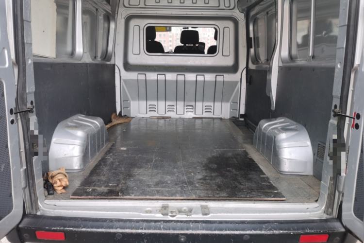 Used Dongfeng Yufeng 2023 V9+ 2.3T Manual Front-Drive Van Short Wheelbase Mid-Roof 3-Seater Trunk