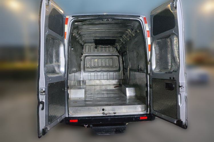 Used Dongfeng Yufeng 2023 V9+ 2.3T Manual Rear-Drive Cargo Van with Dual Rear Tires 3-Seater Trunk
