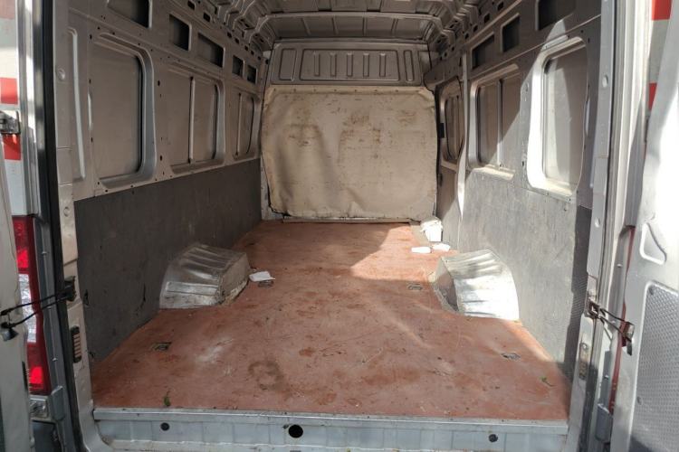 Used Dongfeng Yufeng 2023 V9+ 2.3T Manual Rear-Drive Cargo Van with Dual Rear Tires 3-Seater Trunk