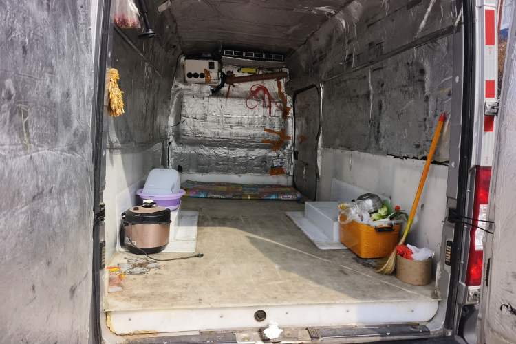 Used Dongfeng Yufeng 2023 V9+ 2.3T Manual Rear-Drive Cargo Van with Dual Rear Tires 3-Seater Trunk