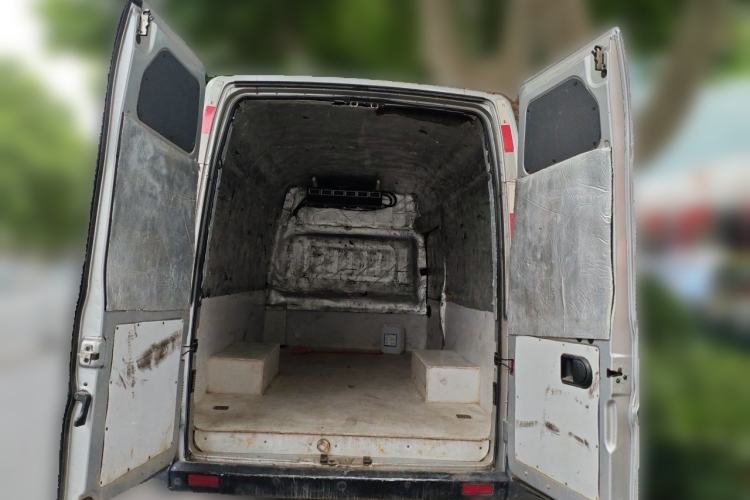 Used Dongfeng Yufeng 2023 V9+ 2.3T Manual Rear-Drive Cargo Van with Dual Rear Tires 3-Seater Trunk
