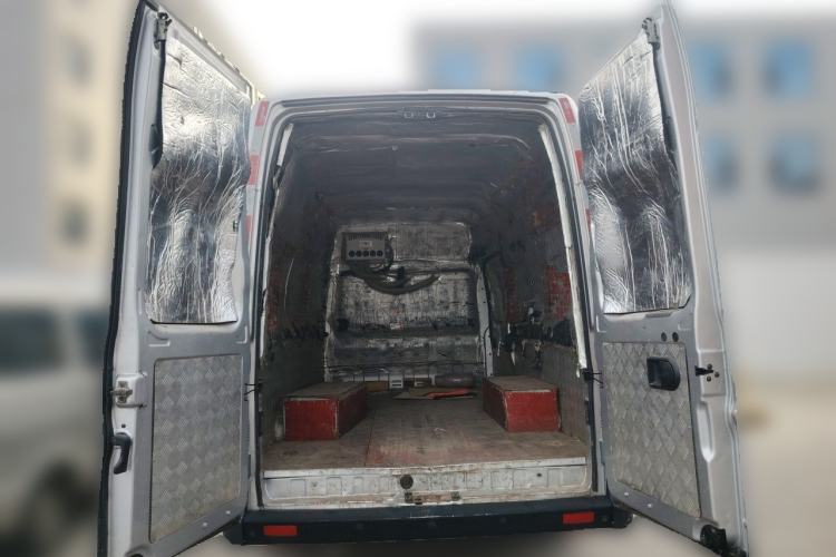 Used Dongfeng Yufeng 2023 V9+ 2.3T Manual Rear-Drive Cargo Van with Dual Rear Tires 3-Seater Trunk