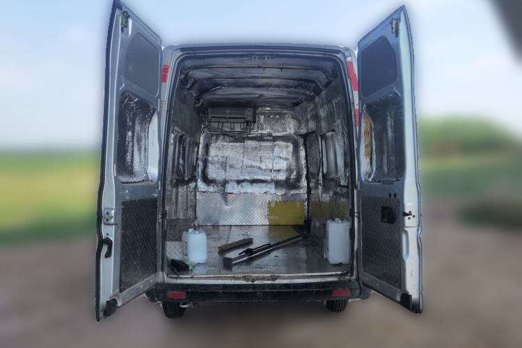 Used Dongfeng Yufeng 2023 V9+ 2.3T Manual Front-Drive Van Long Wheelbase High Roof 3-Seater Trunk
