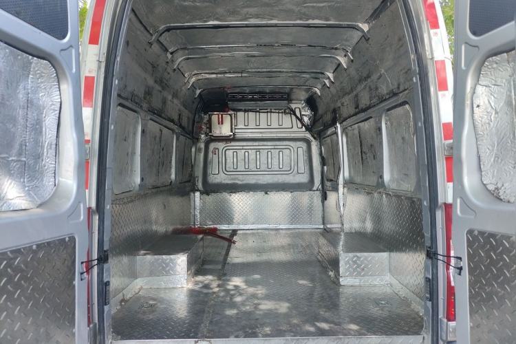 Used Dongfeng Yufeng 2023 V9+ 2.3T Manual Rear-Drive Cargo Van with Dual Rear Tires 3-Seater Trunk