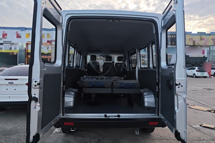 Used Dongfeng Yufeng 2023 V9+ 2.0T Manual Front-Wheel-Drive Multi-Function Mid-Roof Van with 7/8/9 Seats Trunk