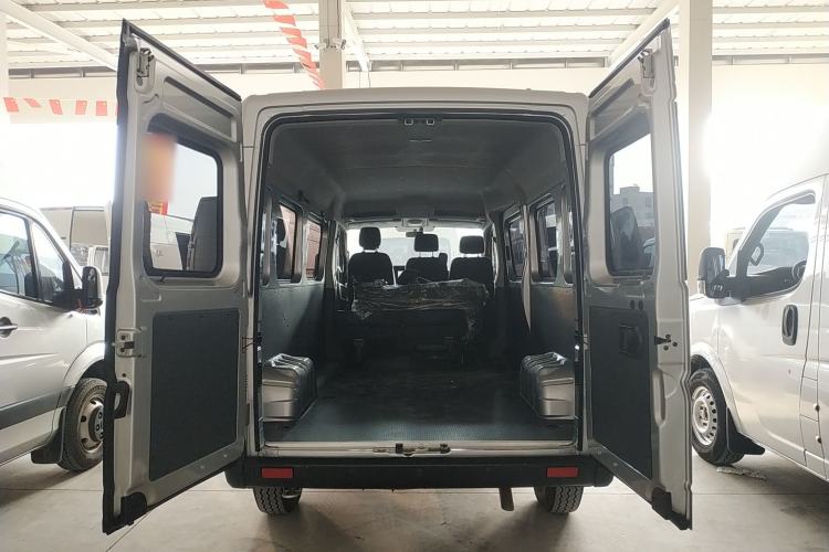 Used Dongfeng Yufeng 2023 V9+ 2.0T Manual Front-Wheel-Drive Multi-Function Mid-Roof Van with 7/8/9 Seats Trunk