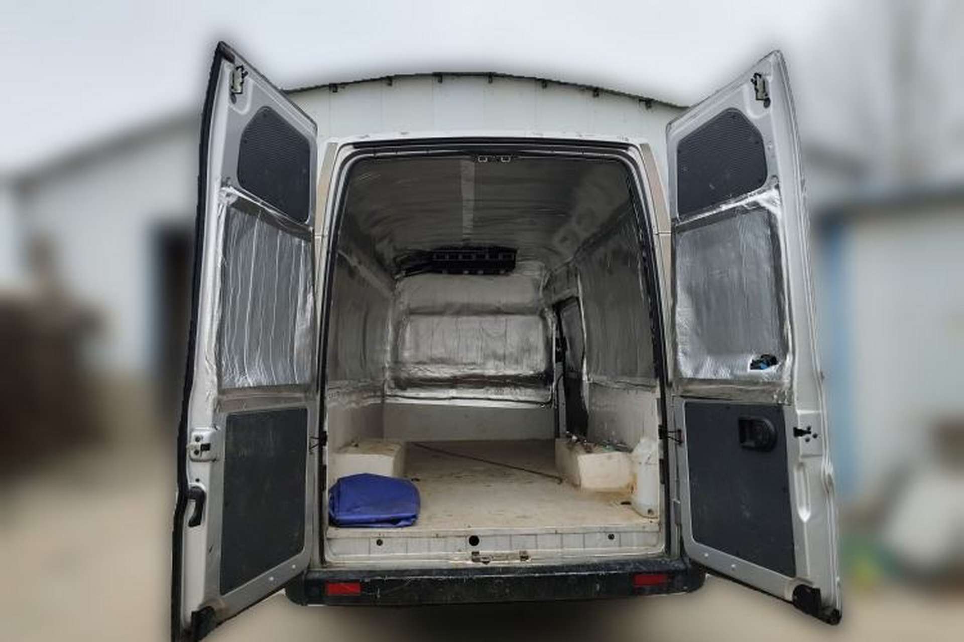 Used Dongfeng Yufeng 2023 V9+ 2.3T Manual Rear-Drive Cargo Van with Dual Rear Tires 3-Seater Trunk