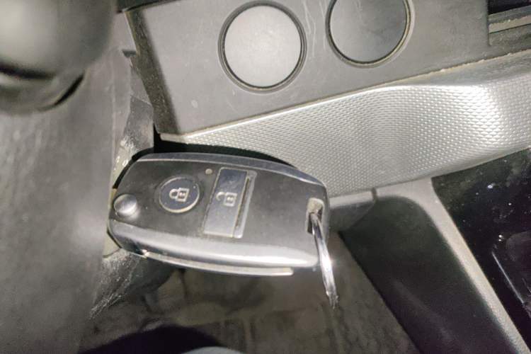Used Dongfeng Yufeng 2023 V9+ 2.3T Manual Rear-Drive Cargo Van with Dual Rear Tires 3-Seater Vehicle Key