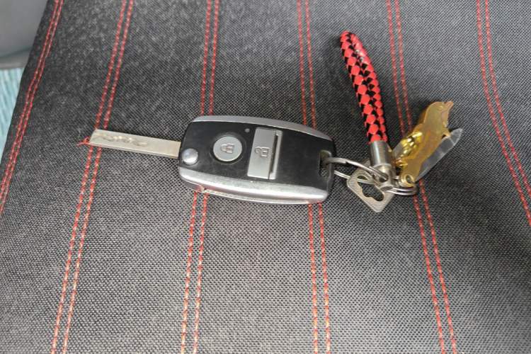 Used Dongfeng Yufeng 2023 V9+ 2.3T Manual Rear-Drive Cargo Van with Dual Rear Tires 3-Seater Vehicle Key