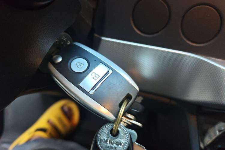 Used Dongfeng Yufeng 2023 V9+ 2.0T Automatic Front-Drive Multi-Function Mid-Roof 7/8/9-Seater Vehicle Key