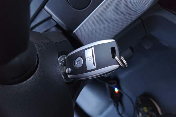 Used Dongfeng Yufeng 2023 V9+ 2.0T Manual Front-Wheel-Drive Multi-Function Mid-Roof Van with 7/8/9 Seats Vehicle Key