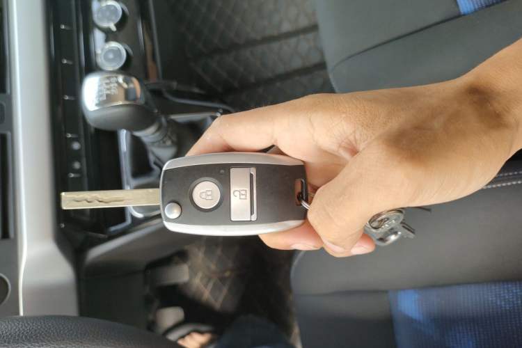 Used Dongfeng Yufeng 2023 V9+ 2.0T Manual Front-Wheel-Drive Multi-Function Mid-Roof Van with 7/8/9 Seats Vehicle Key