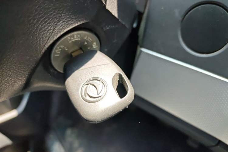 Used Dongfeng Yufeng 2023 V9+ 2.0T Manual Front-Wheel-Drive Multi-Function Mid-Roof Van with 7/8/9 Seats Vehicle Key