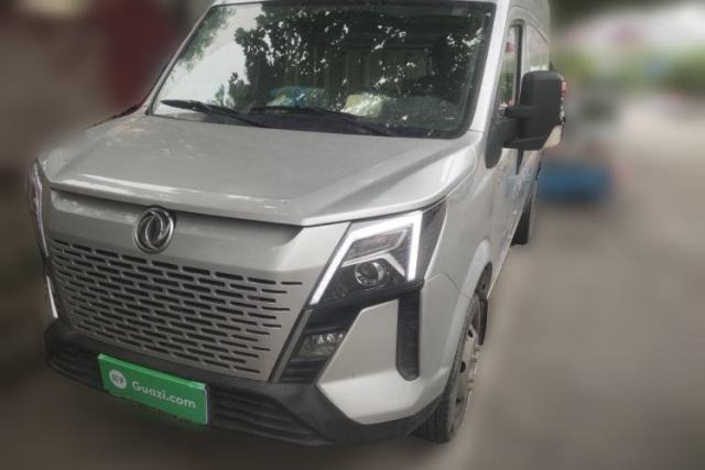Used Dongfeng Yufeng 2023 V9+ 2.3T Manual Rear-Drive Cargo Van with Dual Rear Tires 3-Seater