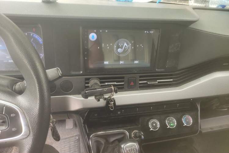Used Dongfeng Yufeng 2023 V9+ 2.3T Manual Rear-Drive Cargo Van with Dual Rear Tires 3-Seater Audio And AC Panel
