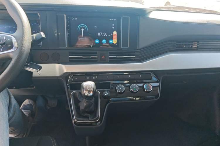 Used Dongfeng Yufeng 2023 V9+ 2.0T Manual Front-Drive Multi-Function Short-Chassis Mid-Height 5/6-Seater Audio And AC Panel