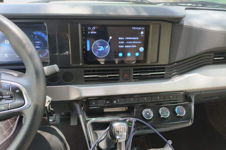 Used Dongfeng Yufeng 2023 V9+ 2.0T Manual Front-Wheel-Drive Multi-Function Mid-Roof Van with 7/8/9 Seats Audio And AC Panel