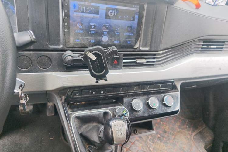 Used Dongfeng Yufeng 2023 V9+ 2.3T Manual Rear-Drive Cargo Van with Dual Rear Tires 3-Seater Audio And AC Panel