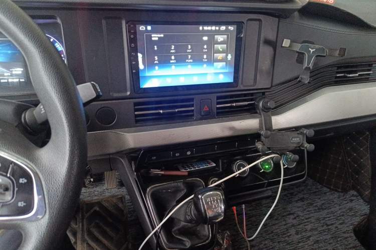 Used Dongfeng Yufeng 2023 V9+ 2.0T Manual Front-Wheel-Drive Multi-Function Mid-Roof Van with 7/8/9 Seats Audio And AC Panel