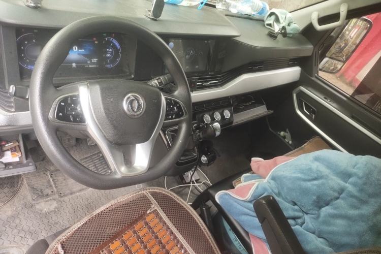 Used Dongfeng Yufeng 2023 V9+ 2.3T Manual Rear-Drive Cargo Van with Dual Rear Tires 3-Seater Center Console
