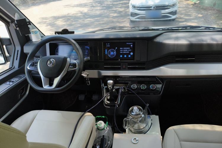 Used Dongfeng Yufeng 2023 V9+ 2.0T Manual Front-Wheel-Drive Multi-Function Mid-Roof Van with 7/8/9 Seats Center Console