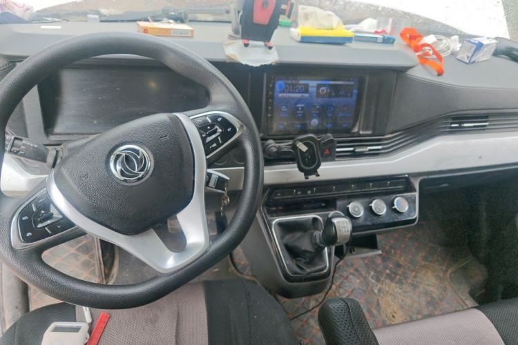 Used Dongfeng Yufeng 2023 V9+ 2.3T Manual Rear-Drive Cargo Van with Dual Rear Tires 3-Seater Center Console