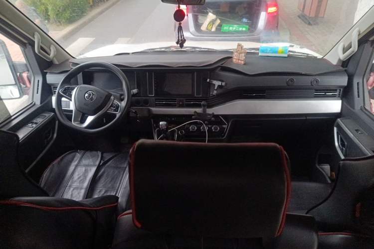 Used Dongfeng Yufeng 2023 V9+ 2.0T Manual Front-Wheel-Drive Multi-Function Mid-Roof Van with 7/8/9 Seats Center Console