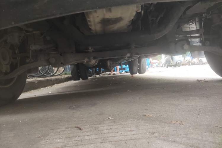 Used Dongfeng Yufeng 2023 V9+ 2.3T Manual Rear-Drive Cargo Van with Dual Rear Tires 3-Seater Chassis Front