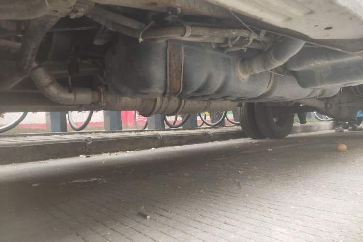 Used Dongfeng Yufeng 2023 V9+ 2.3T Manual Rear-Drive Cargo Van with Dual Rear Tires 3-Seater Chassis Front Right
