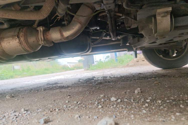Used Dongfeng Yufeng 2023 V9+ 2.3T Manual Rear-Drive Cargo Van with Dual Rear Tires 3-Seater Chassis Front Right