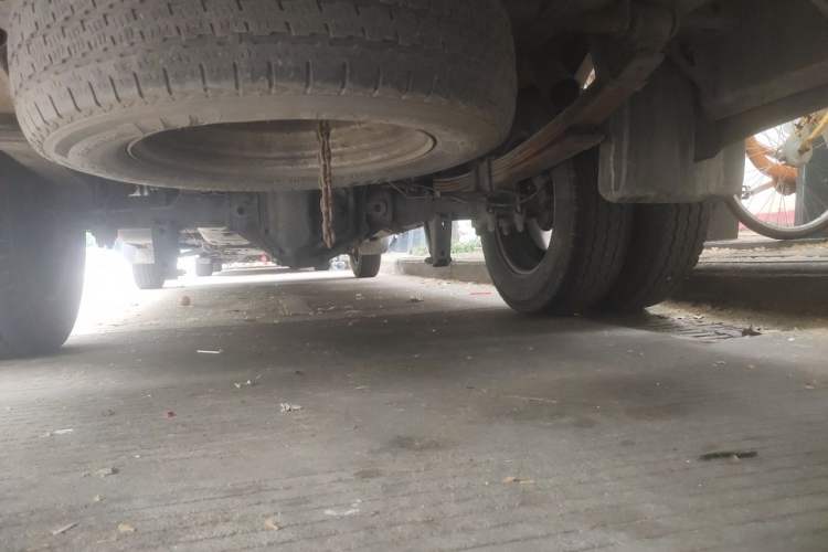 Used Dongfeng Yufeng 2023 V9+ 2.3T Manual Rear-Drive Cargo Van with Dual Rear Tires 3-Seater Chassis Rear