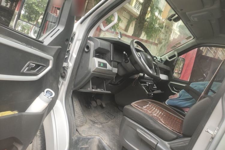 Used Dongfeng Yufeng 2023 V9+ 2.3T Manual Rear-Drive Cargo Van with Dual Rear Tires 3-Seater Driver Seat