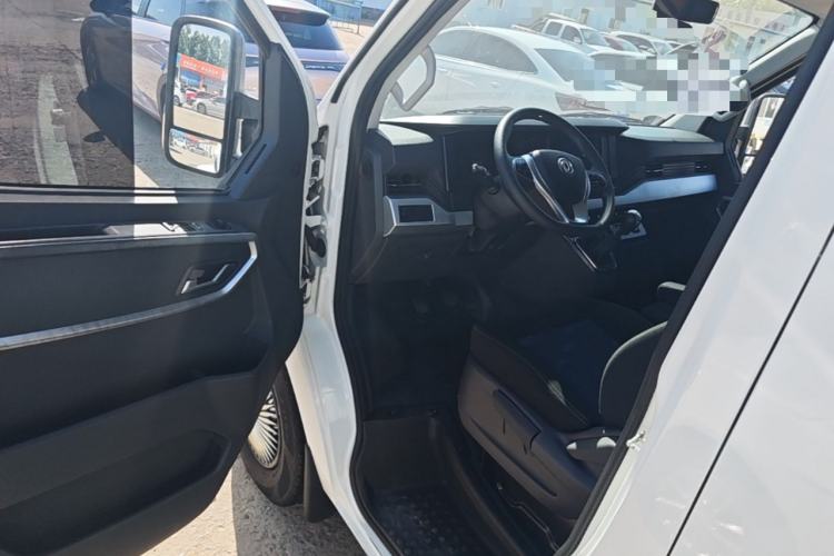 Used Dongfeng Yufeng 2023 V9+ 2.0T Manual Front-Drive Multi-Function Short-Chassis Mid-Height 5/6-Seater Driver Seat