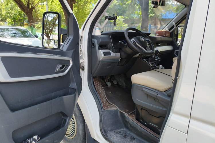 Used Dongfeng Yufeng 2023 V9+ 2.0T Manual Front-Wheel-Drive Multi-Function Mid-Roof Van with 7/8/9 Seats Driver Seat