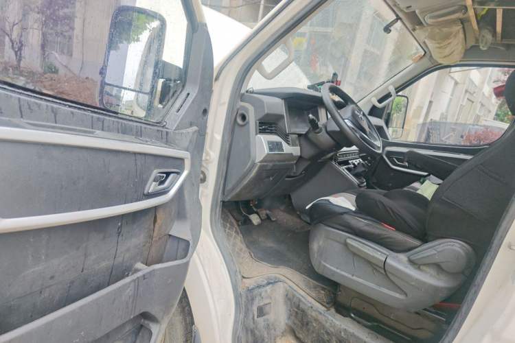 Used Dongfeng Yufeng 2023 V9+ 2.3T Manual Rear-Drive Cargo Van with Dual Rear Tires 3-Seater Driver Seat